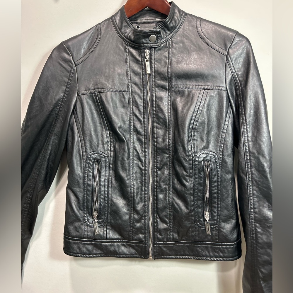 J2 women’s leather jacket size small. Never worn.